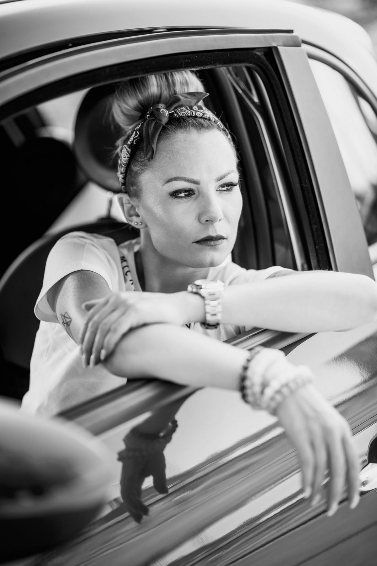 kobieta patrząca przez okno samochodu