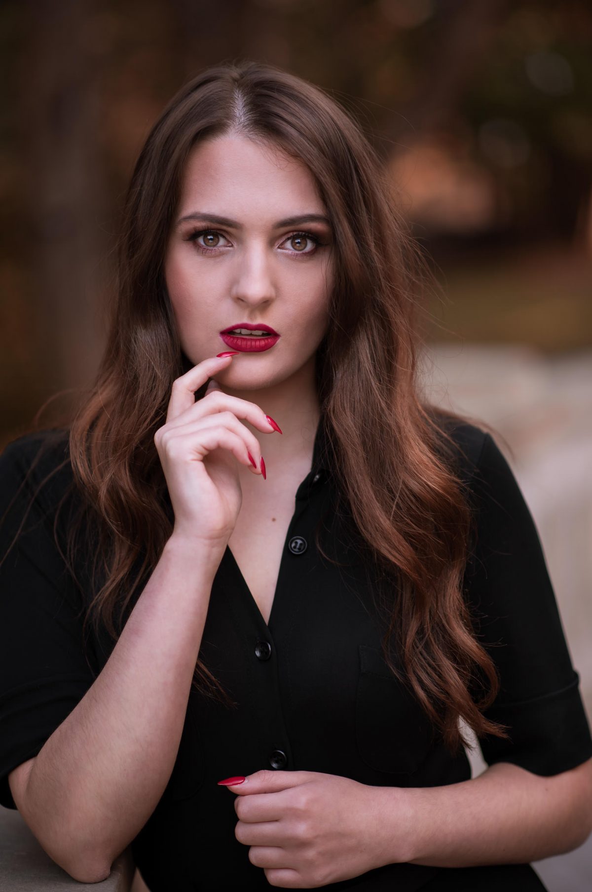 dziewczyna z czerwonymi ustami na tle parku