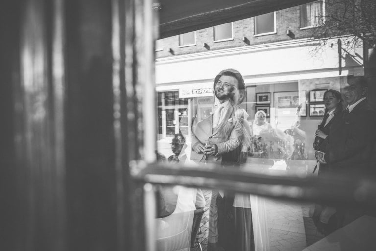 odbicie pana młodeho w szybie