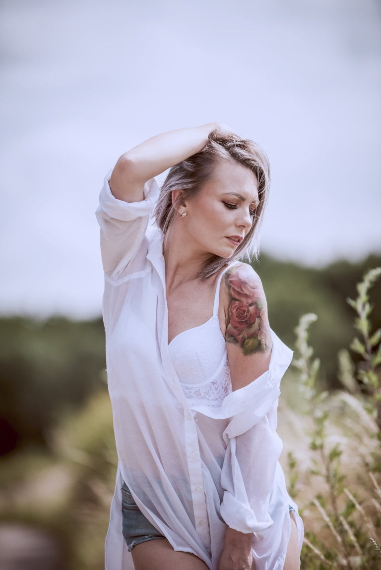 Sesja fotograficzna Pauliny. Piękny Mercedes i sesja z Piękną modelką. 9 3512 biala koszula tatoo