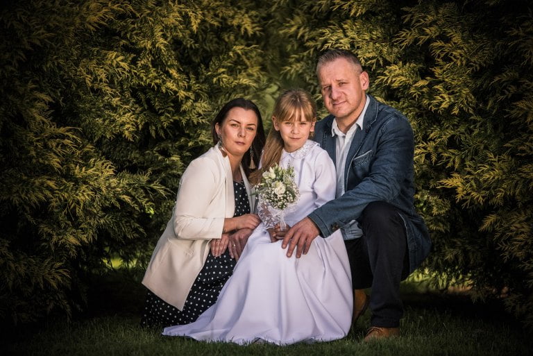 zdjęcie rodzicow z córką, pierwsza komunia święta