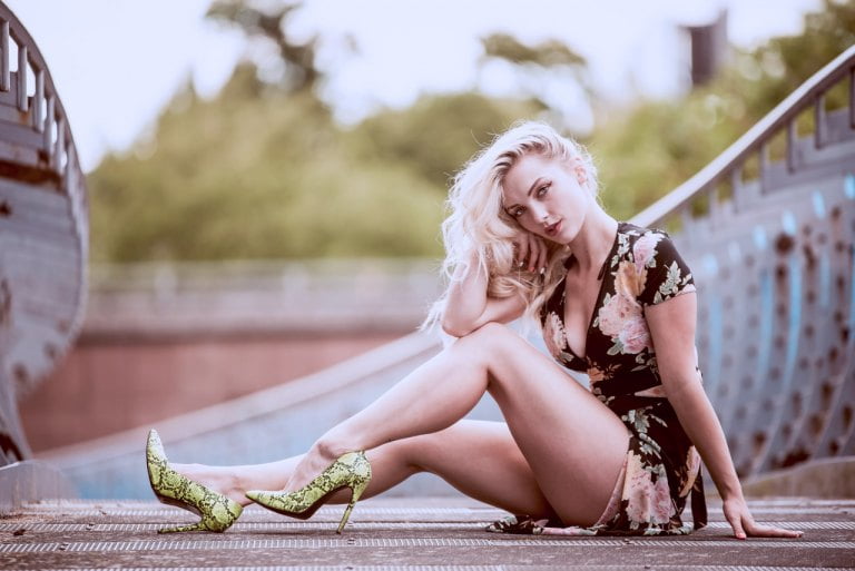Sesja zdjęciowa Pauli. Jedna godzina by ukazać portret cudownej kobiety. 12 sesja zdjeciowa modelki siedzacej na moscie