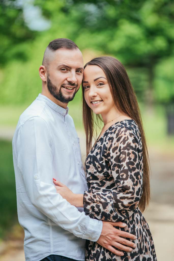 para młodych ludzi wtulonych w siebie na leśnej ścieżce
