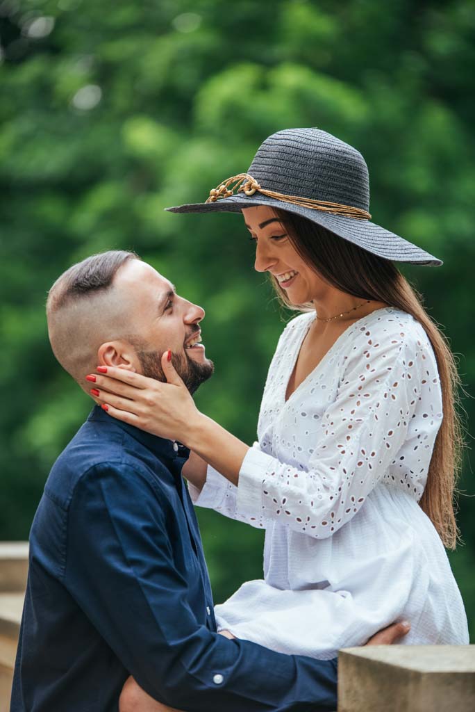 dziewczyna patrząca chłopakowi w oczy