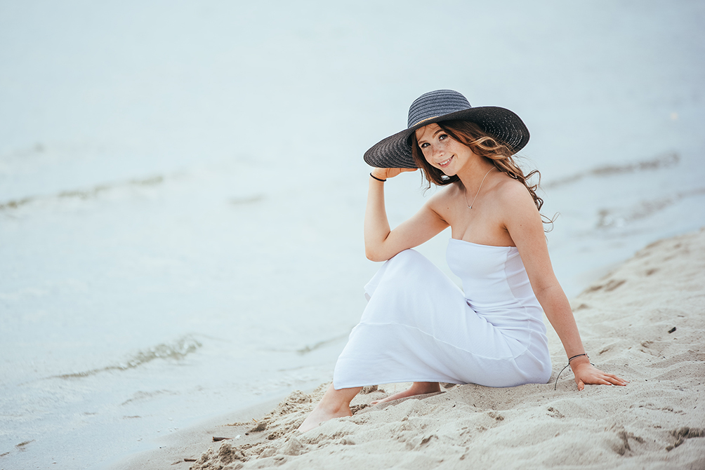 Przewodnik dla przyszłych klientek fotografa 6 dziewczyna w kapelusz na plaży