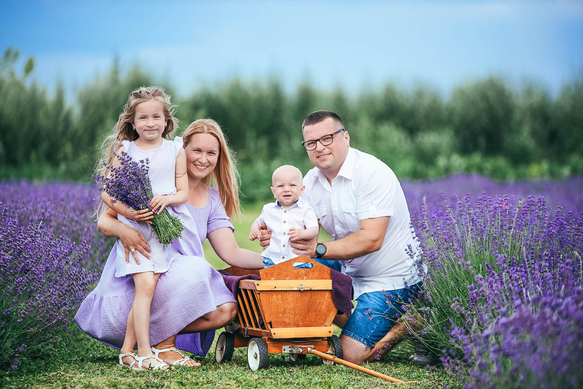 Sesja rodzinna w lawendzie Tarnobrzeg – naturalne zdjęcia rodzinne w plenerze, fotografia rodzinna Pixel Studio Domaradzki